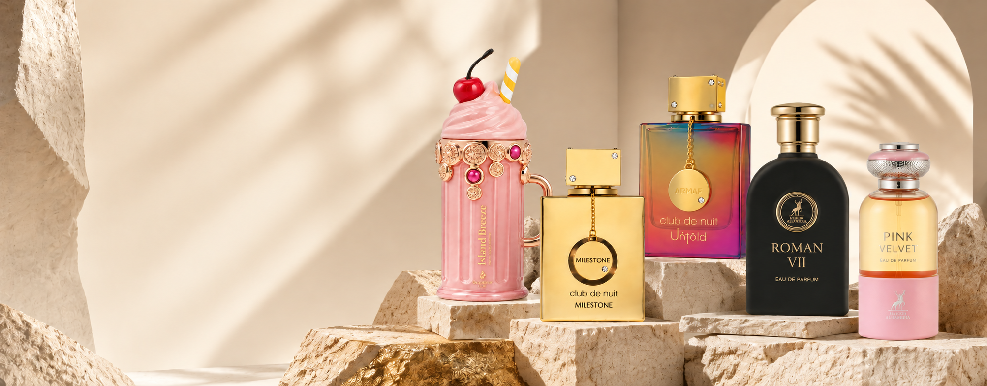 Frascos de perfume de lujo sobre arena del desierto con luz dorada